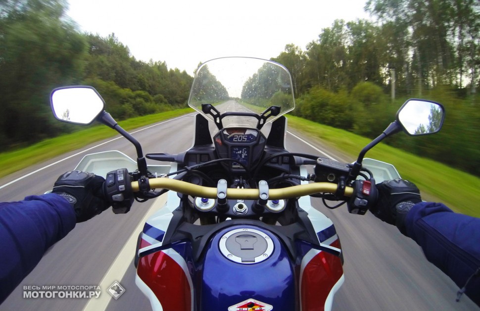 Тест-драйв Honda CRF1000D Africa Twin: на шоссе пределы скорости ограничены лишь мощностью двигателя и аэродинамикой Тест-драйв Honda CRF1000D Africa Twin: на шоссе пределы скорости ограничены лишь мощностью двигателя и аэродинамикой