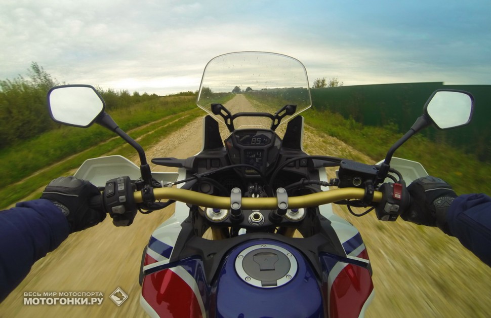 Тест-драйв Honda CRF1000D Africa Twin: классическая подмосковная гравийка - проходим, не привставая на подножках Тест-драйв Honda CRF1000D Africa Twin: классическая подмосковная гравийка - проходим, не привставая на подножках