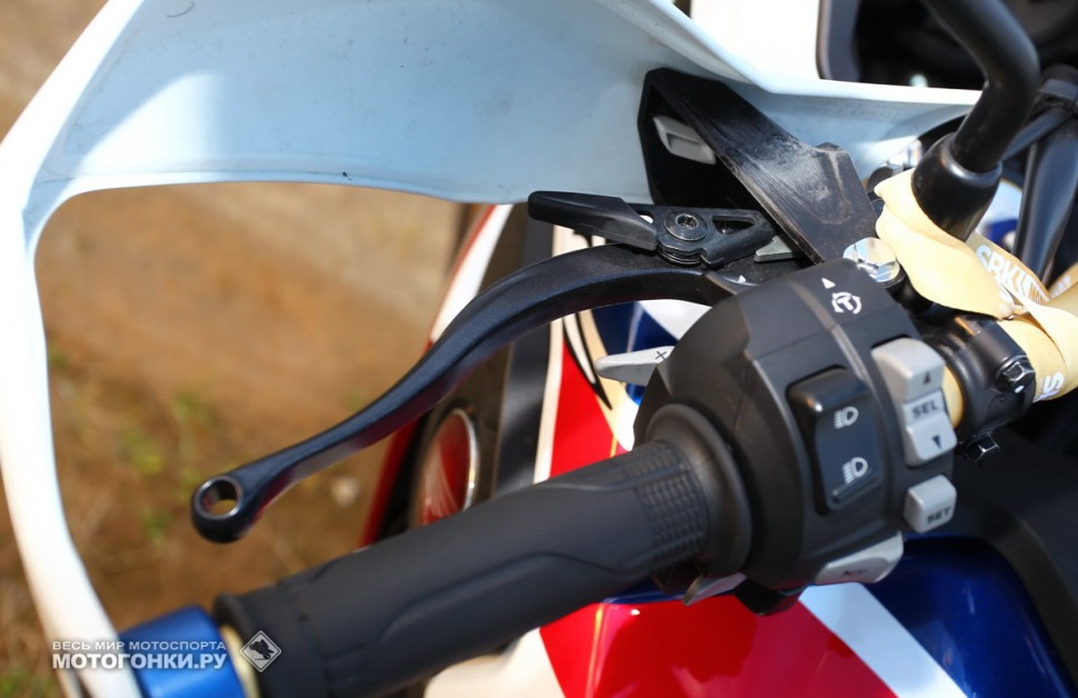 Тест-драйв Honda CRF1000D Africa Twin: Wow! да это же стояночный тормоз - ручник! Может использовать и как ручной дублер заднего тормоза. Тест-драйв Honda CRF1000D Africa Twin: Wow! да это же стояночный тормоз - ручник! Может использовать и как ручной дублер заднего тормоза.