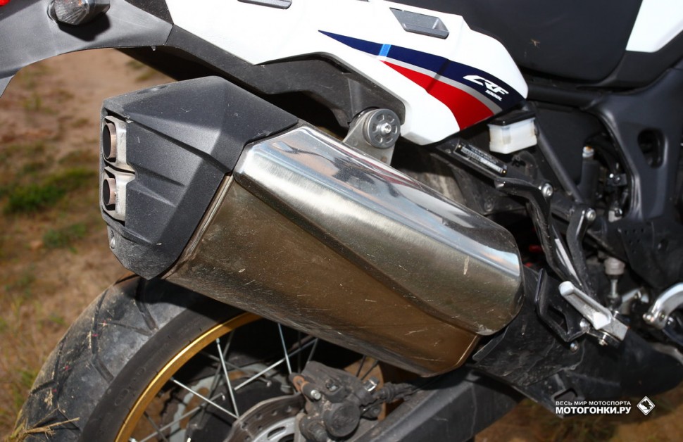 Тест-драйв Honda CRF1000D Africa Twin: именно эта банка делает звук работы двигателя впечатляющим, особенно, с 4000 до 6000 Тест-драйв Honda CRF1000D Africa Twin: именно эта банка делает звук работы двигателя впечатляющим, особенно, с 4000 до 6000