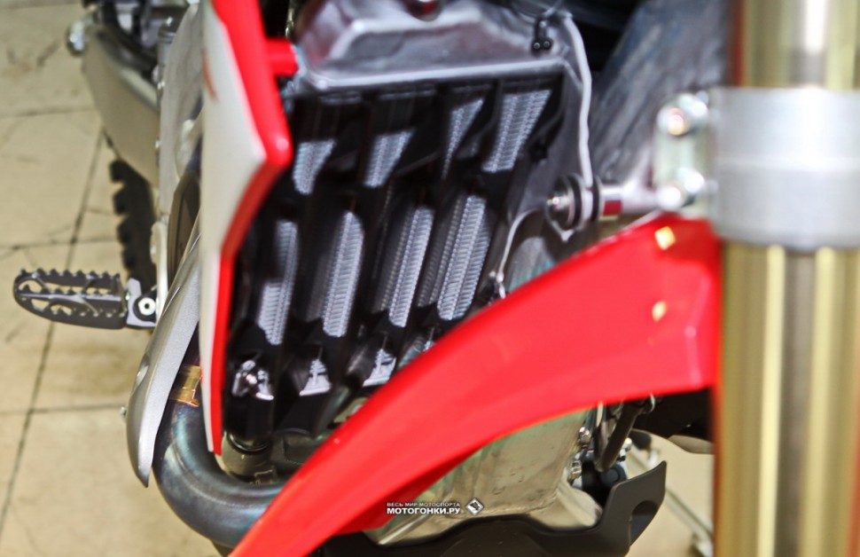 Honda CRF450RX MY17: хитрая защита радиатора от грязи - пластины расположены под углом к переднему колесу Honda CRF450RX MY17: хитрая защита радиатора от грязи - пластины расположены под углом к переднему колесу