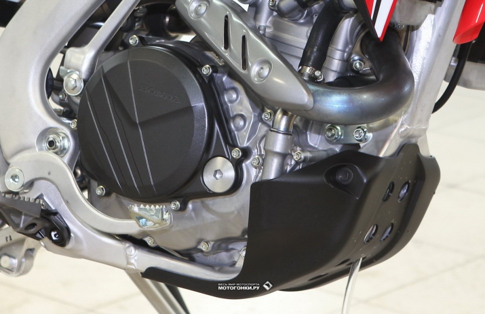 Honda CRF450RX MY17: пластиковая защита картера и рамы - защита от грязи, а не силовая Honda CRF450RX MY17: пластиковая защита картера и рамы - защита от грязи, а не силовая