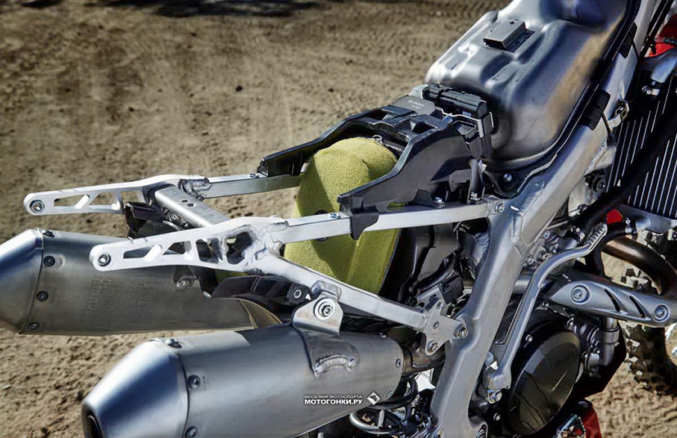 Honda CRF450RX MY17: новый подрамник - экструдированный, а не кованный, и он легче на 200 г Honda CRF450RX MY17: новый подрамник - экструдированный, а не кованный, и он легче на 200 г