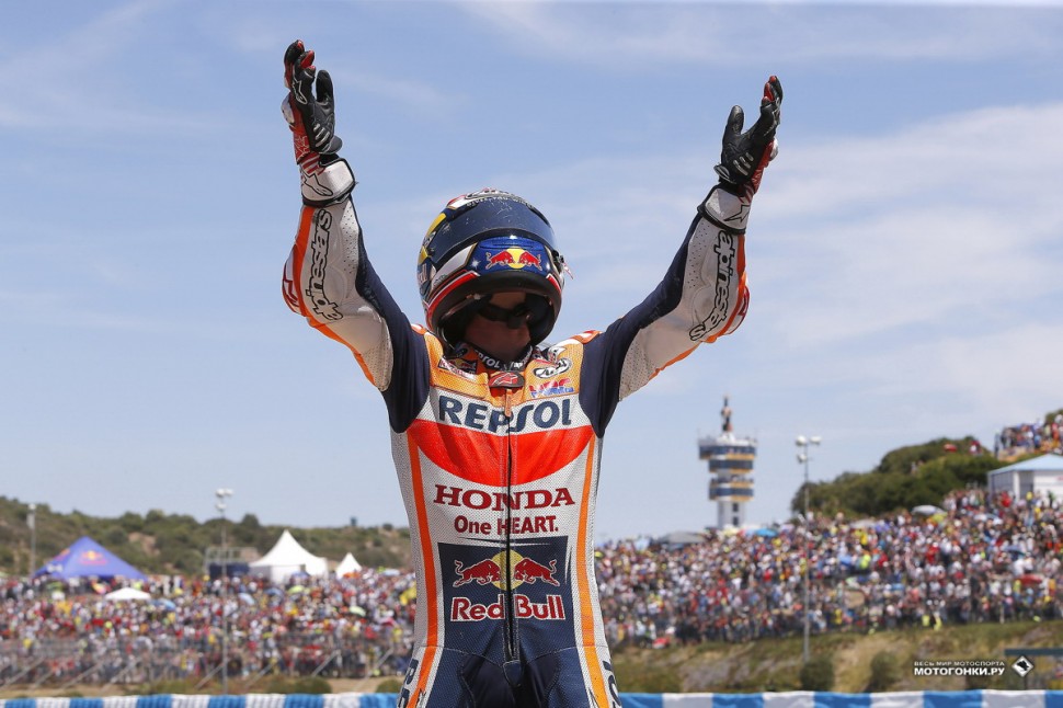 MotoGP: SpanishGP - Гран-При Испании 2017 - Дани Педроса приветствует фанатов на трибунах MotoGP: SpanishGP - Гран-При Испании 2017 - Дани Педроса приветствует фанатов на трибунах