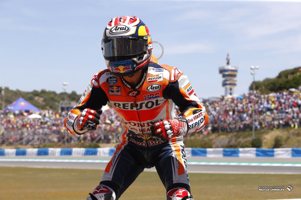 MotoGP: SpanishGP - Гран-При Испании 2017 - Дани Педроса приветствует фанатов на трибунах MotoGP: SpanishGP - Гран-При Испании 2017 - Дани Педроса приветствует фанатов на трибунах
