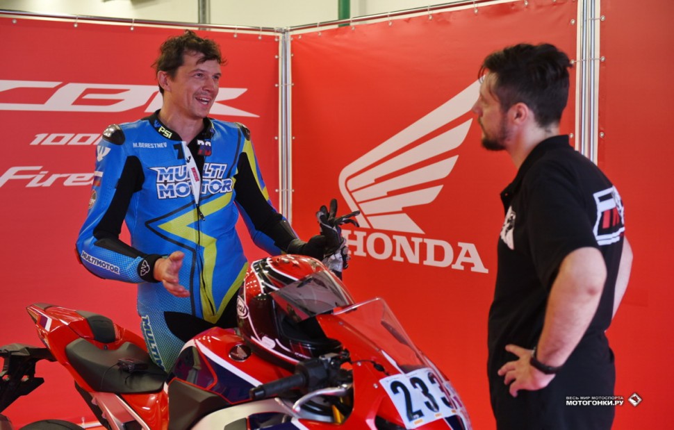 Михаил Берестнев делится впечатлениями от тест-драйва Honda CBR1000SP1 на Moscow Raceway Михаил Берестнев делится впечатлениями от тест-драйва Honda CBR1000SP1 на Moscow Raceway