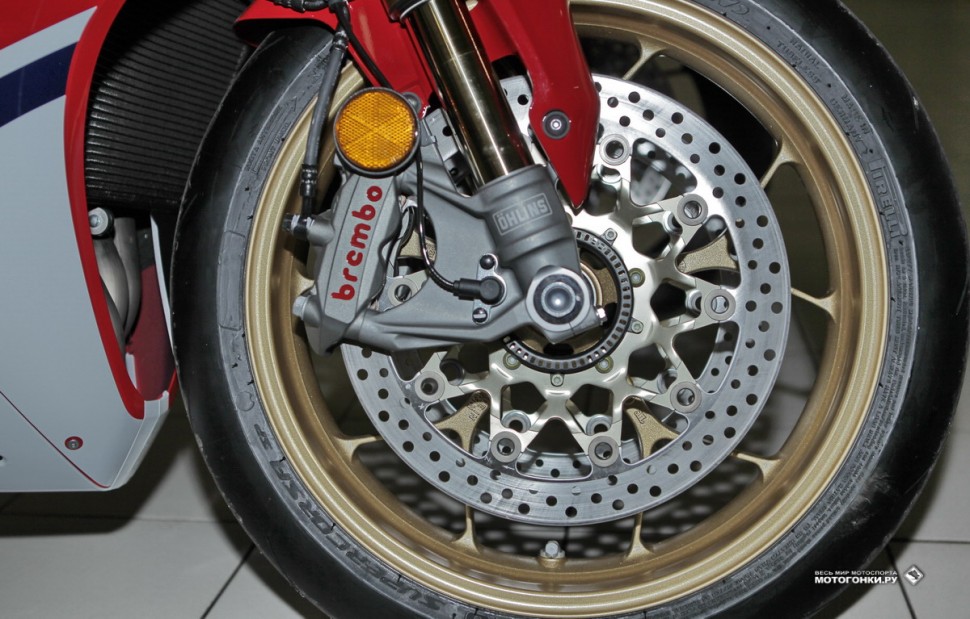 Тест-драйв Honda CBR1000SP1: моноблочные тормоза Brembo M50 с дисками спортивной спецификации и покрышки Pirelli DIABLO Supercorse SP в базе Тест-драйв Honda CBR1000SP1: моноблочные тормоза Brembo M50 с дисками спортивной спецификации и покрышки Pirelli DIABLO Supercorse SP в базе