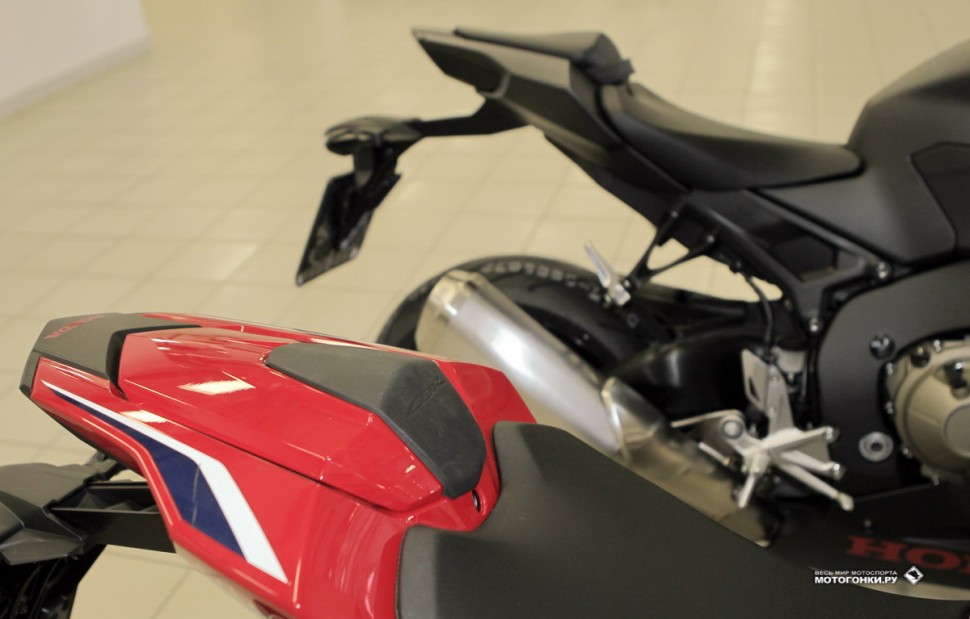 Тест-драйв Honda CBR1000RA и SP1: еще одно важное отличие - сиденье типа monoposto на SP1 и отсутствие пассажирских подножек Тест-драйв Honda CBR1000RA и SP1: еще одно важное отличие - сиденье типа monoposto на SP1 и отсутствие пассажирских подножек