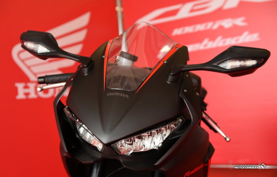 Тест-драйв Honda CBR1000RA и SP1 - обе модели оснащаются одинаковым аэродинамическим обвесом и стеклом с горбиком Тест-драйв Honda CBR1000RA и SP1 - обе модели оснащаются одинаковым аэродинамическим обвесом и стеклом с горбиком