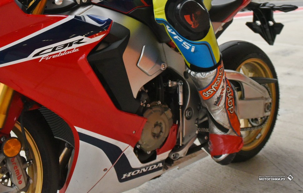 Тест-драйв Honda CBR1000SP1 - оснащен полноценным двухсторонним Quickshifter с системой блипов в базовой комплектации Тест-драйв Honda CBR1000SP1 - оснащен полноценным двухсторонним Quickshifter с системой блипов в базовой комплектации