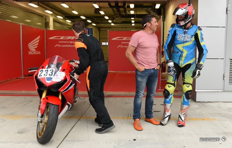 Тест-драйв Honda CBR1000SP1: Евгений Клеандров (FORSPEED Honda) - Мише Берестневу: переходи на темную сторону силы, брат! У нас есть печеньки. Тест-драйв Honda CBR1000SP1: Евгений Клеандров (FORSPEED Honda) - Мише Берестневу: переходи на темную сторону силы, брат! У нас есть печеньки.