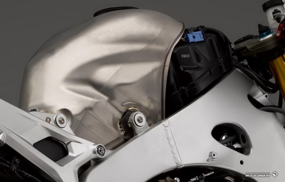 Тест-драйв Honda CBR1000RA и SP1: 16-литровый титановый бензобак, управляющая электроника - под ним Тест-драйв Honda CBR1000RA и SP1: 16-литровый титановый бензобак, управляющая электроника - под ним