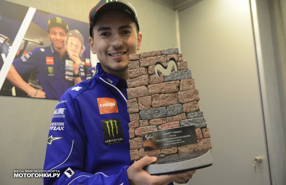 MotoGP 2015 Aragon GP 14th Round: Хорхе Лоренцо выиграл Большой Приз Арагона, дизайн которого рисовал лично MotoGP 2015 Aragon GP 14th Round: Хорхе Лоренцо выиграл Большой Приз Арагона, дизайн которого рисовал лично