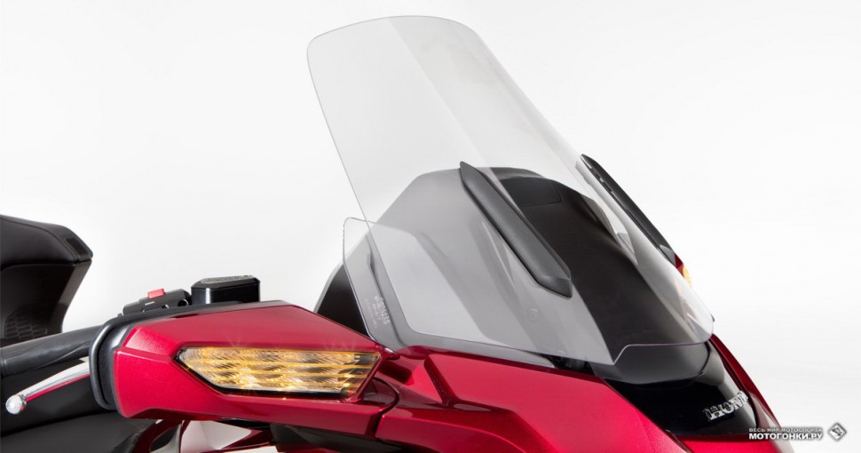 Новый Honda Gold Wing GL1800 MY18: ветровое стекло в полностью опущенном состоянии Новый Honda Gold Wing GL1800 MY18: ветровое стекло в полностью опущенном состоянии
