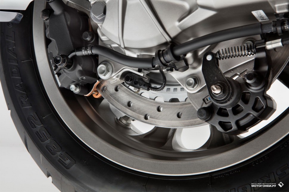 Новый Honda Gold Wing GL1800 MY18 - тормозная система Dual-Combined Braking System (D-CBS) с распределяемым усилием Новый Honda Gold Wing GL1800 MY18 - тормозная система Dual-Combined Braking System (D-CBS) с распределяемым усилием