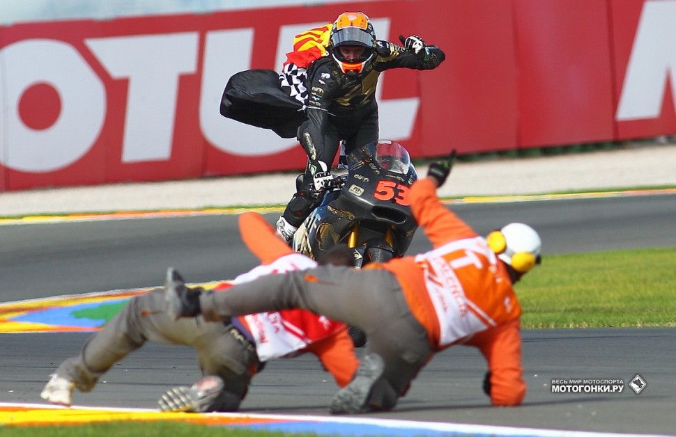 Moto2 - Grand Prix of Valencia, Ricardo Tormo: Тито Рабата приветствуют фанаты из Валенсии Moto2 - Grand Prix of Valencia, Ricardo Tormo: Тито Рабата приветствуют фанаты из Валенсии