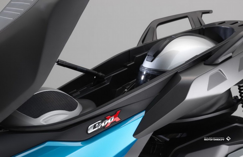 Миланский Мотосалон EICMA-2017: BMW C 400 X (2018) - два полноразмерных шлема внутри Миланский Мотосалон EICMA-2017: BMW C 400 X (2018) - два полноразмерных шлема внутри