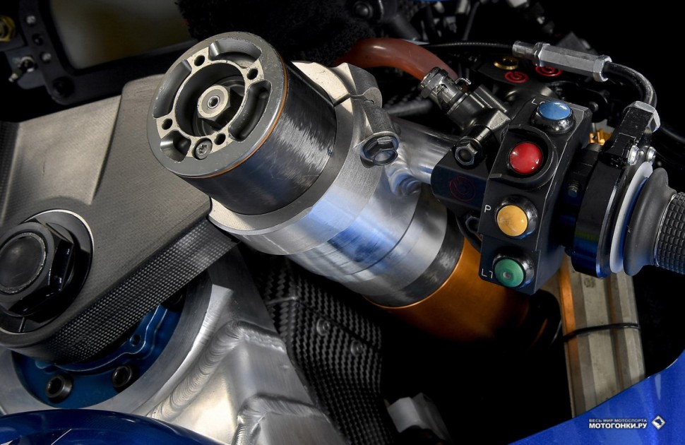 MotoGP - обновления Suzuki GSX-RR (2018): карбоновая вилка крупным планом и пульт - Launch Control/Off, Pit Limiter, Rain Light MotoGP - обновления Suzuki GSX-RR (2018): карбоновая вилка крупным планом и пульт - Launch Control/Off, Pit Limiter, Rain Light