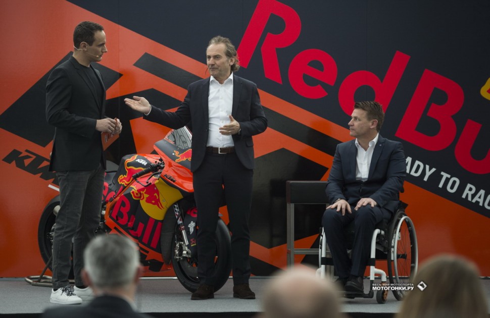 MotoGP - KTM RC16 (2018) - Презентация: Хуберт Трункенпольц (в центре) и Пит Байер (справа) MotoGP - KTM RC16 (2018) - Презентация: Хуберт Трункенпольц (в центре) и Пит Байер (справа)