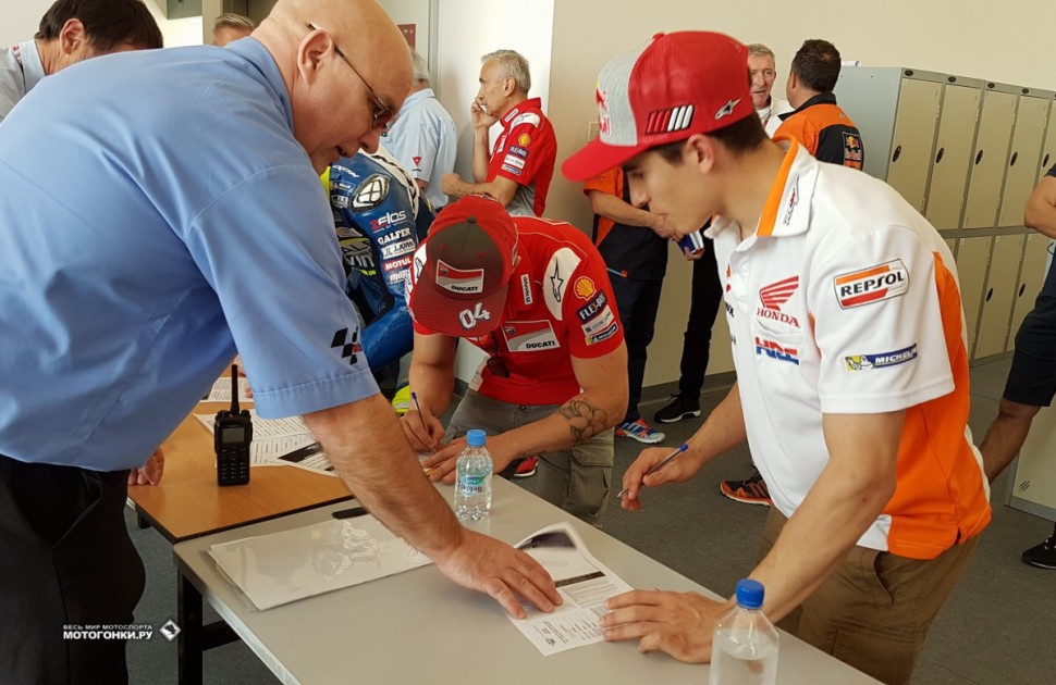 Qatar GP 2018: пилоты MotoGP заполняют обязательный набор документов для участников Гран-При Qatar GP 2018: пилоты MotoGP заполняют обязательный набор документов для участников Гран-При
