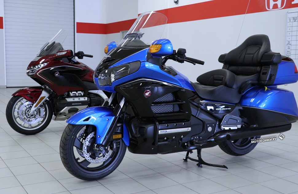 Тест-драйв Honda Gold Wing GL1800 (2018) - в сравнении с прошлым поколением: одинаковые по длине Тест-драйв Honda Gold Wing GL1800 (2018) - в сравнении с прошлым поколением: одинаковые по длине