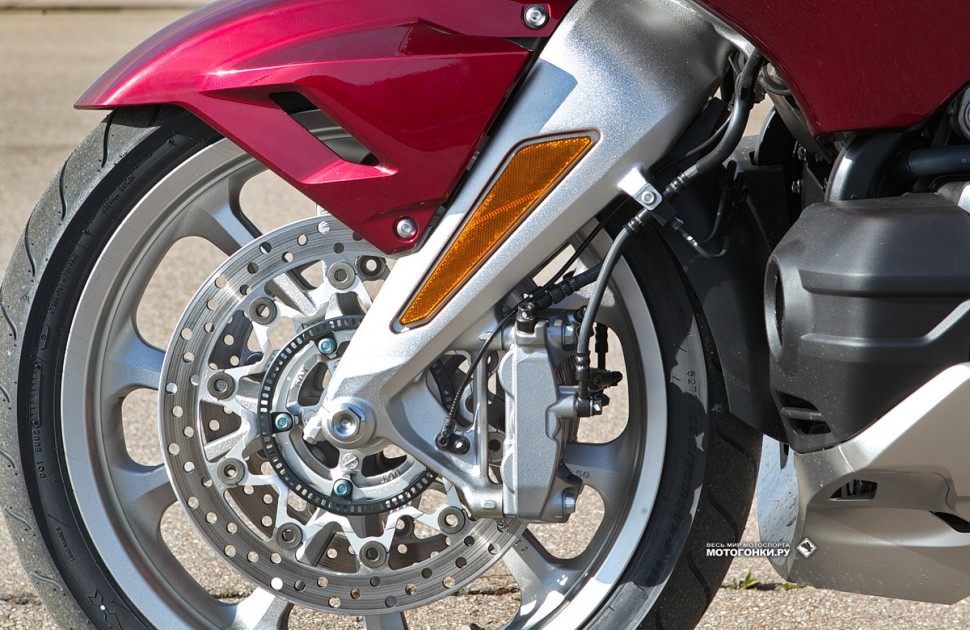 Тест-драйв Honda Gold Wing GL1800 (2018): новая подвеска Double wishbone и мощные 6-поршневые суппорта тормозов Тест-драйв Honda Gold Wing GL1800 (2018): новая подвеска Double wishbone и мощные 6-поршневые суппорта тормозов