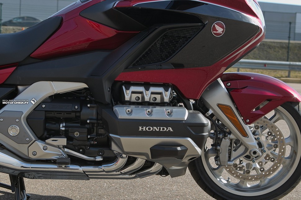 Тест-драйв Honda Gold Wing GL1800 (2018): новый 1800-кубовый оппозитный двигатель с 7-ступенчатой АКПП DCT Тест-драйв Honda Gold Wing GL1800 (2018): новый 1800-кубовый оппозитный двигатель с 7-ступенчатой АКПП DCT
