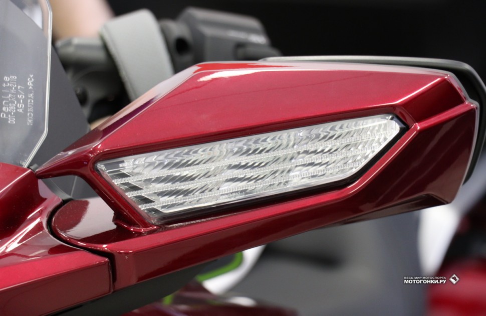 Тест-драйв Honda Gold Wing GL1800 (2018): зеркала не электро, но зато складываются без проблем в обе стороны Тест-драйв Honda Gold Wing GL1800 (2018): зеркала не электро, но зато складываются без проблем в обе стороны