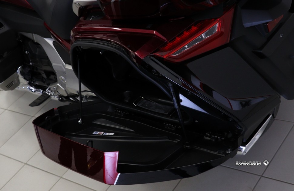 Тест-драйв Honda Gold Wing GL1800 (2018): боковой кофр предназначен для объемного пакета с вещами, но не жесткими Тест-драйв Honda Gold Wing GL1800 (2018): боковой кофр предназначен для объемного пакета с вещами, но не жесткими
