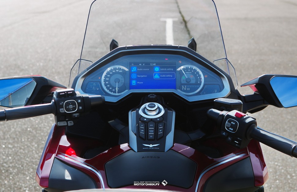 Тест-драйв Honda Gold Wing GL1800 (2018): кокпит пилота... космического корабля? Тест-драйв Honda Gold Wing GL1800 (2018): кокпит пилота... космического корабля?