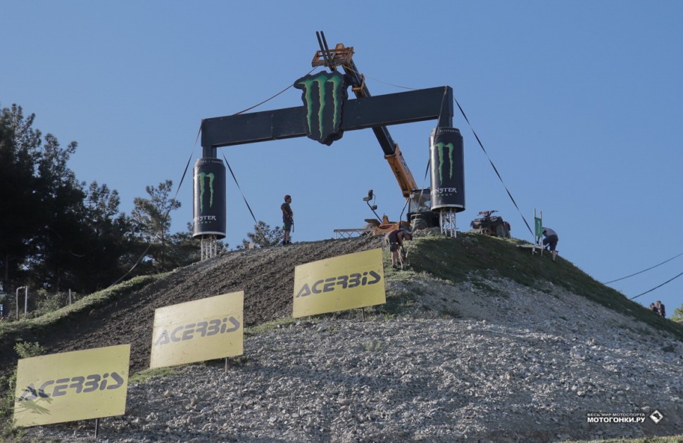 MXGP of Russia - Гран-При России по мотокроссу 2018: постройка ворот над зонами выпрыга MXGP of Russia - Гран-При России по мотокроссу 2018: постройка ворот над зонами выпрыга