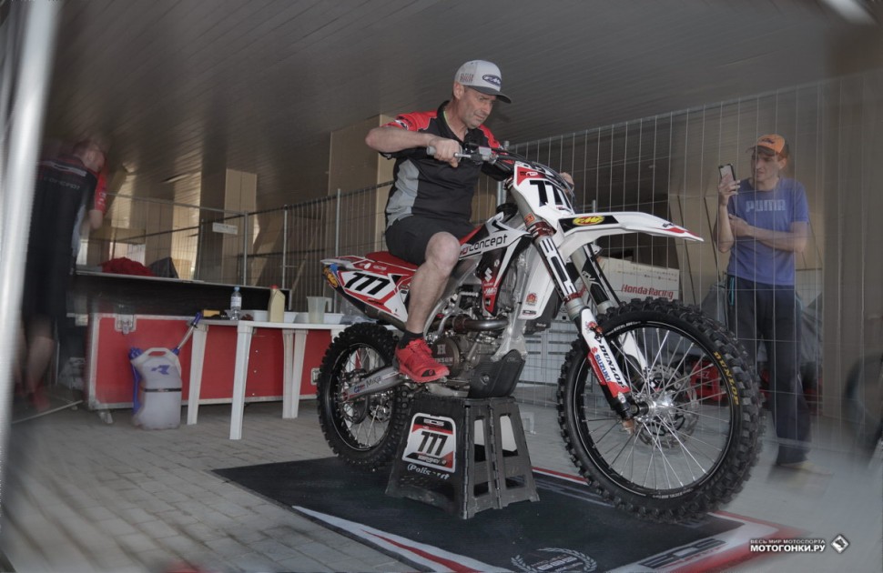 Гран-При России по мотокроссу 2018: Механики BOS GP готовят Suzuki RM-Z450 Евгения Бобрышева к MXGP of Russia Гран-При России по мотокроссу 2018: Механики BOS GP готовят Suzuki RM-Z450 Евгения Бобрышева к MXGP of Russia
