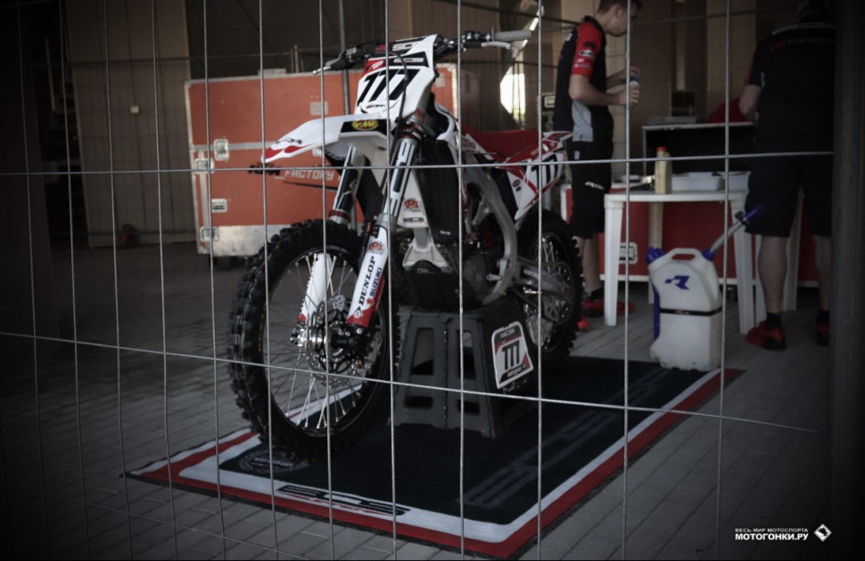 Гран-При России по мотокроссу 2018: Механики BOS GP готовят Suzuki RM-Z450 Евгения Бобрышева к MXGP of Russia Гран-При России по мотокроссу 2018: Механики BOS GP готовят Suzuki RM-Z450 Евгения Бобрышева к MXGP of Russia