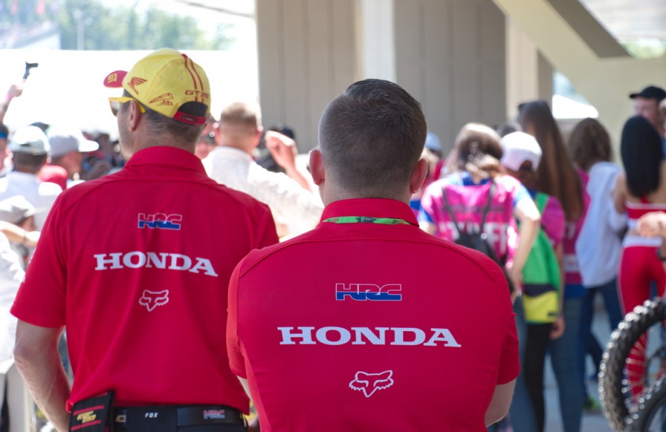 MXGP of Russia - Гран-При России по мотокроссу 2018: кто все эти люди, сэр? -- Фанаты Бобби. -- Но они не у нашего бокса! Почему?! MXGP of Russia - Гран-При России по мотокроссу 2018: кто все эти люди, сэр? -- Фанаты Бобби. -- Но они не у нашего бокса! Почему?!