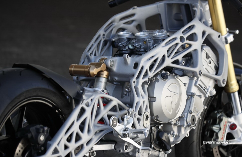 BMW S 1000 RR (2019) - на этом 3D-прототипе хорошо видно, как крепится задняя подвеска к раме Flex Frame BMW S 1000 RR (2019) - на этом 3D-прототипе хорошо видно, как крепится задняя подвеска к раме Flex Frame