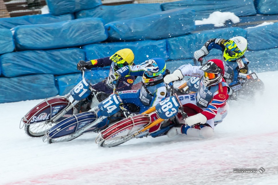 Жесткая борьба в каждом повороте - 1 этап FIM Ice Speedway Gladiators 2019 - KAZ (фото: Д.Горностаев) Жесткая борьба в каждом повороте - 1 этап FIM Ice Speedway Gladiators 2019 - KAZ (фото: Д.Горностаев)