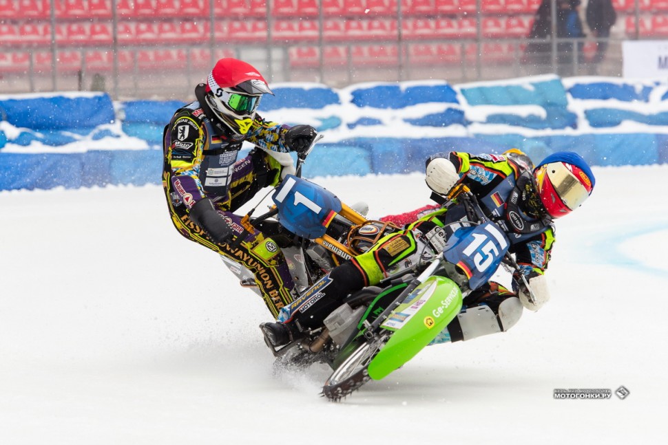 FIM Ice Speedway of Nations 2019 начался с аварии между двумя немецкими гонщиками FIM Ice Speedway of Nations 2019 начался с аварии между двумя немецкими гонщиками