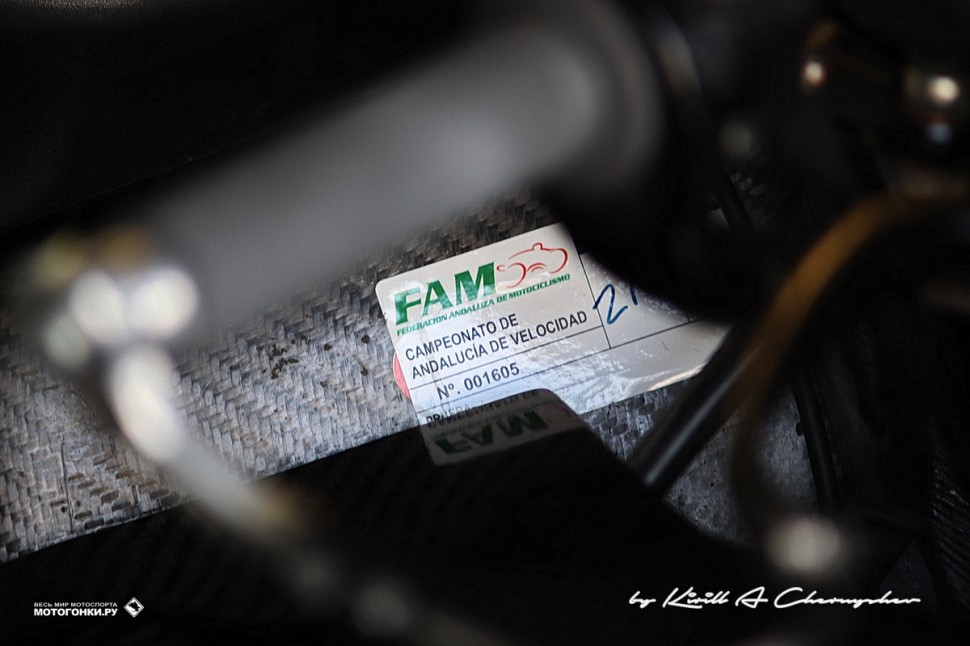 MotoCIV & ESBK: FAM (Federacion Andaluzia de Motociclismo) - омологационный стикер на мотоцикле Boxesmoto для чемпионата Андалусии MotoCIV & ESBK: FAM (Federacion Andaluzia de Motociclismo) - омологационный стикер на мотоцикле Boxesmoto для чемпионата Андалусии