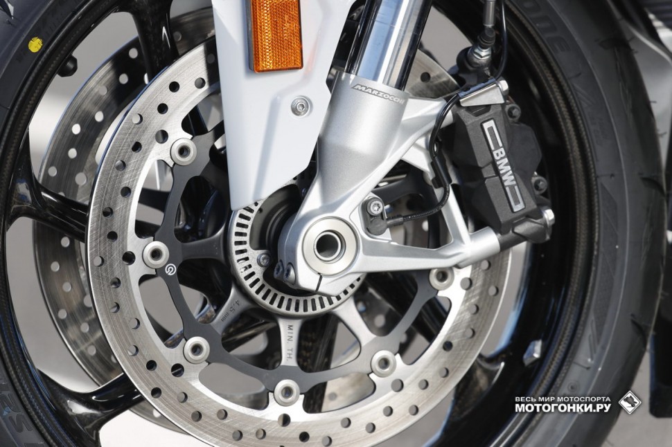 Тест-драйв BMW S 1000 RR (2019): новые тормоза, теперь под брендом BMW скрывается Hayes Brakes Тест-драйв BMW S 1000 RR (2019): новые тормоза, теперь под брендом BMW скрывается Hayes Brakes