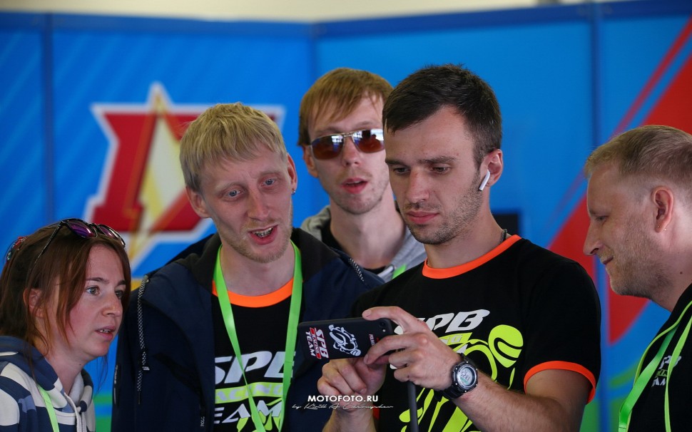 RSBK FEST 2019 - Moscow Raceway: парни смотрят запись первой гонки SBK с 360-градусной бортовой камеры на мотоцикле Макара Юрченко RSBK FEST 2019 - Moscow Raceway: парни смотрят запись первой гонки SBK с 360-градусной бортовой камеры на мотоцикле Макара Юрченко