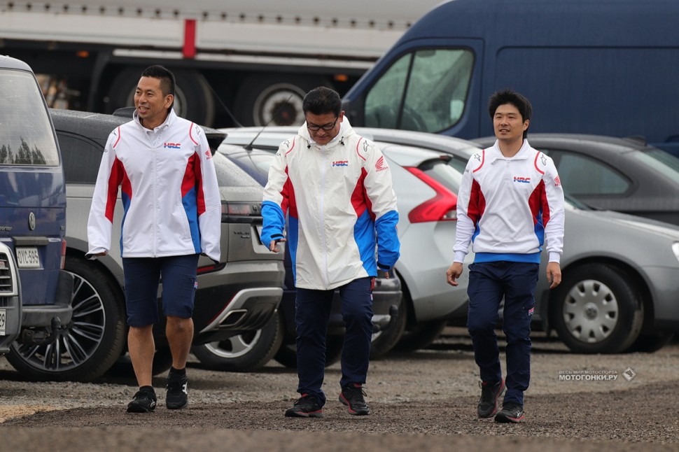 Тесты MotoGP на Kymiring: хотя Honda и не представлена на тестах командой Repsol, вся верхушка HRC приехала посмотреть на испытания Тесты MotoGP на Kymiring: хотя Honda и не представлена на тестах командой Repsol, вся верхушка HRC приехала посмотреть на испытания