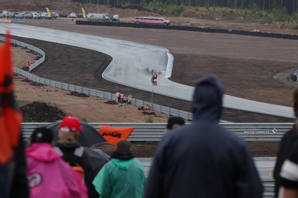 Тесты MotoGP на Kymiring: вид с общей трибуны на связку 1-2-3 поворотов и Микой Каллио на KTM RC16 Тесты MotoGP на Kymiring: вид с общей трибуны на связку 1-2-3 поворотов и Микой Каллио на KTM RC16