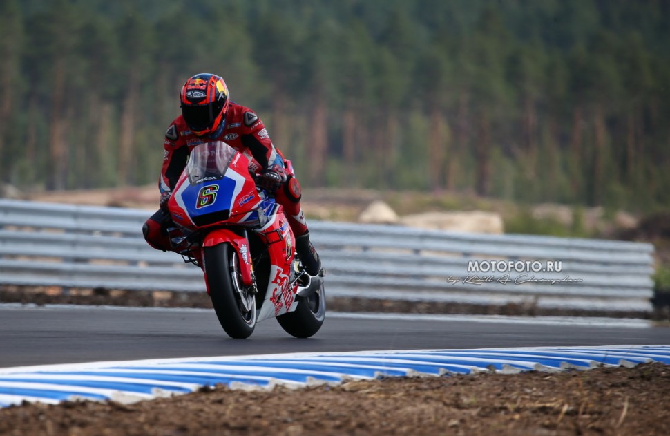 Тесты MotoGP на Kymiring: Штефан Брадль, HRC на торможении в конце обратной прямой Тесты MotoGP на Kymiring: Штефан Брадль, HRC на торможении в конце обратной прямой