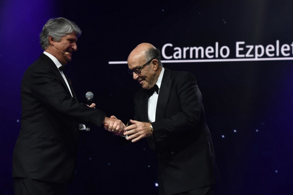 FIM Awards 2019: Кармело Эспелета и Dorna Sports были награждены как лучший организатор гонок (MotoGP) FIM Awards 2019: Кармело Эспелета и Dorna Sports были награждены как лучший организатор гонок (MotoGP)
