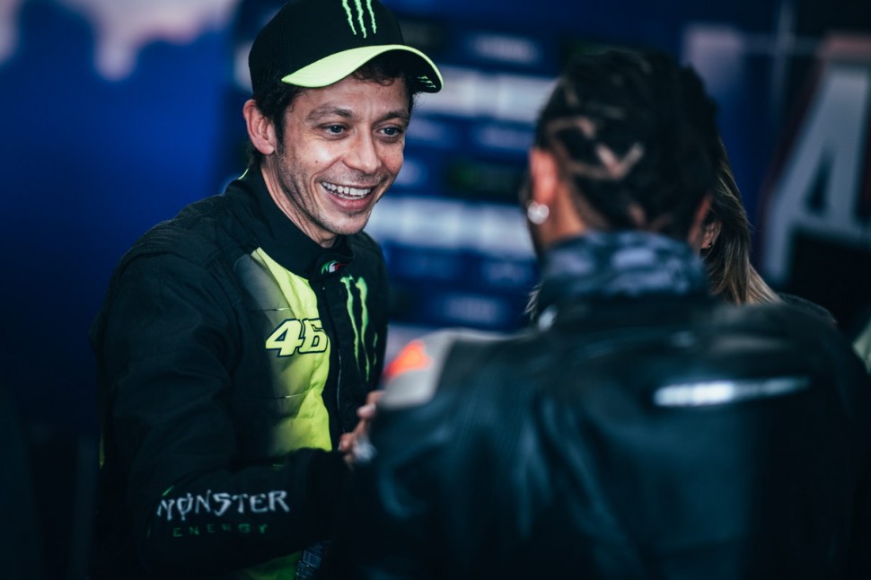 LH44VR46 - История о том, как Valentino Rossi и Lewis Hamilton поменялись колесами LH44VR46 - История о том, как Valentino Rossi и Lewis Hamilton поменялись колесами