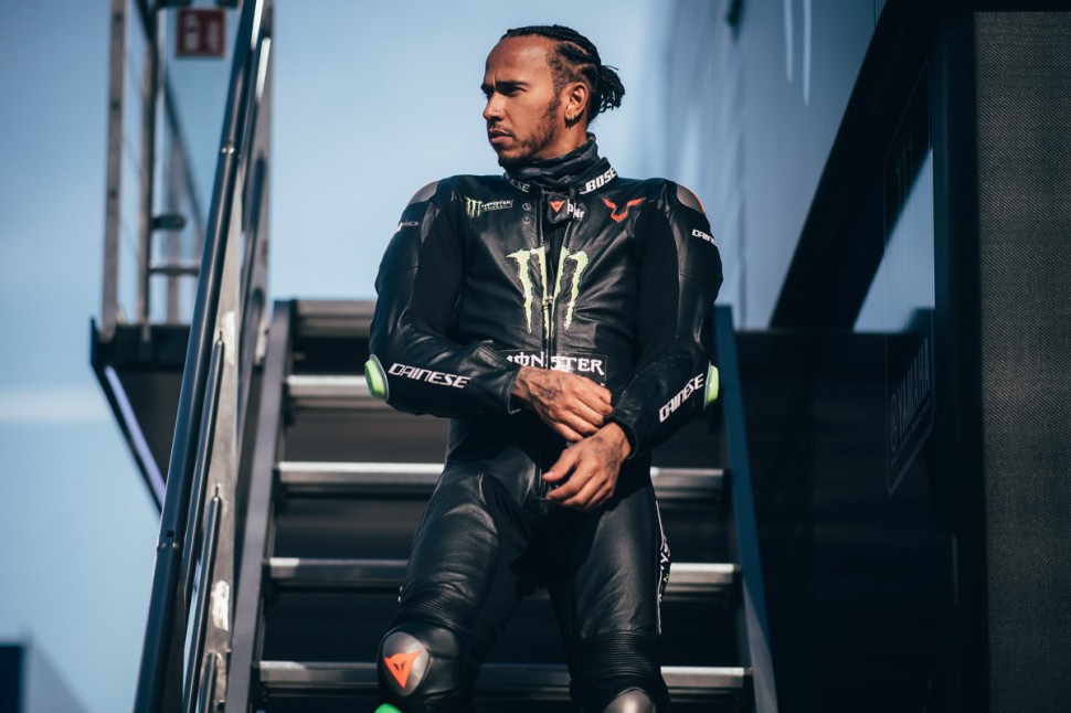 LH44VR46 - История о том, как Valentino Rossi и Lewis Hamilton поменялись колесами LH44VR46 - История о том, как Valentino Rossi и Lewis Hamilton поменялись колесами