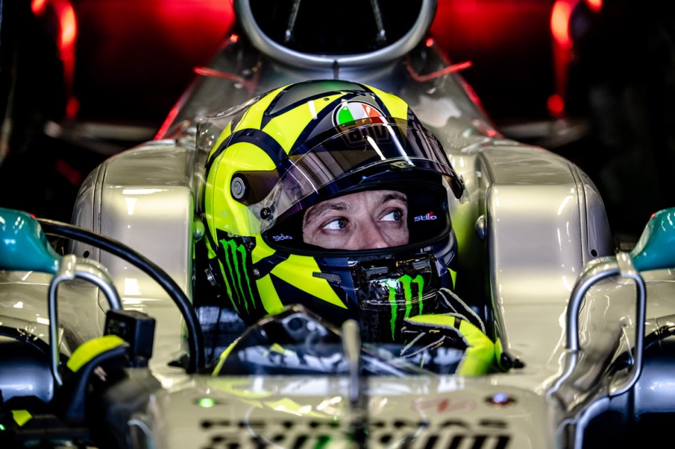 LH44VR46 - История о том, как Valentino Rossi и Lewis Hamilton поменялись колесами LH44VR46 - История о том, как Valentino Rossi и Lewis Hamilton поменялись колесами