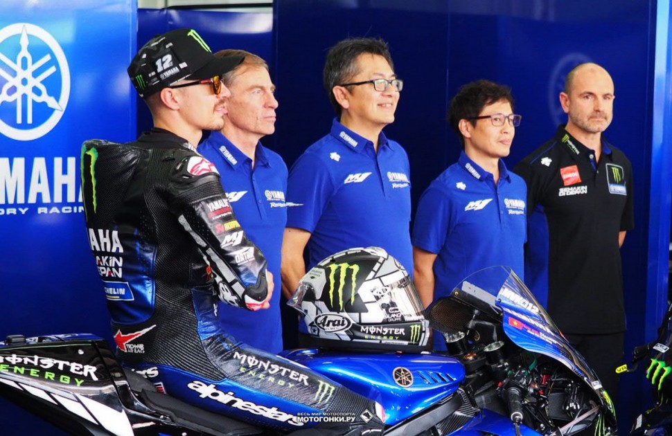 Monster Energy Yamaha MotoGP и Yamaha YZR-M1 2020: Президент YMR (в центре) - Хироси Итоу Monster Energy Yamaha MotoGP и Yamaha YZR-M1 2020: Президент YMR (в центре) - Хироси Итоу