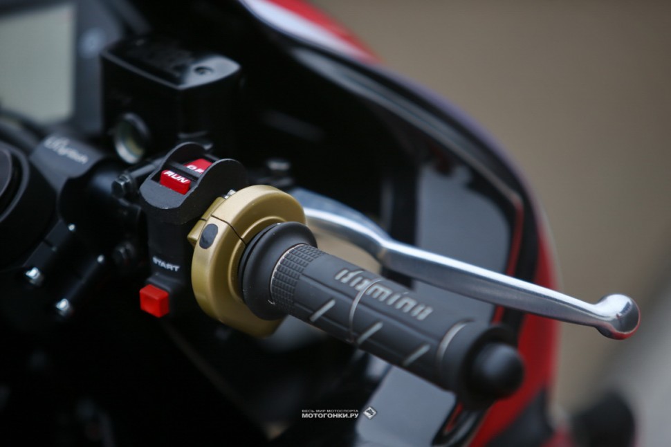 Yamaha YZF-R3 для Motorrika R3 Cup 2020: правый клипон Lightech с гоночным пультом Yamaha YZF-R3 для Motorrika R3 Cup 2020: правый клипон Lightech с гоночным пультом