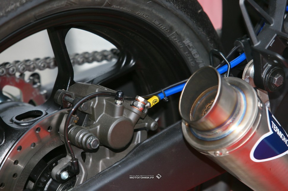 Yamaha YZF-R3 для Motorrika R3 Cup 2020: штатный задний тормоз с армированным шлангом HEL Yamaha YZF-R3 для Motorrika R3 Cup 2020: штатный задний тормоз с армированным шлангом HEL